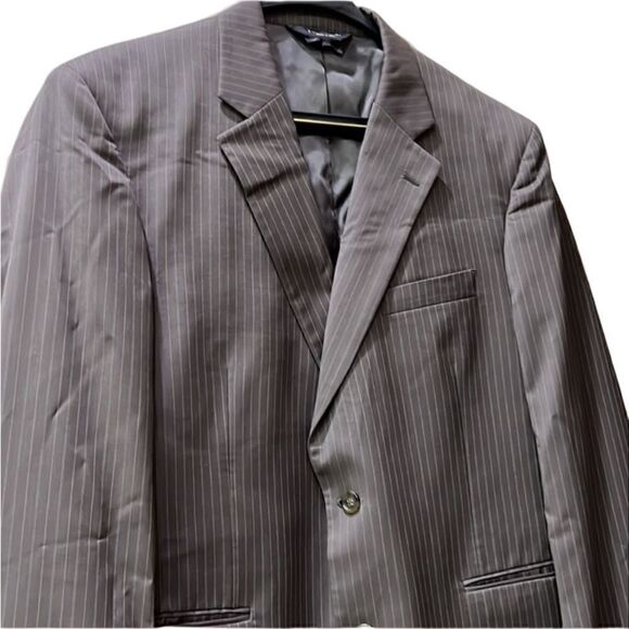 Jos A Bank Men’s Grey w Blue Pinstripe Suit 42R Jacket with 36R Matching Pants - Picture 1 of 17
